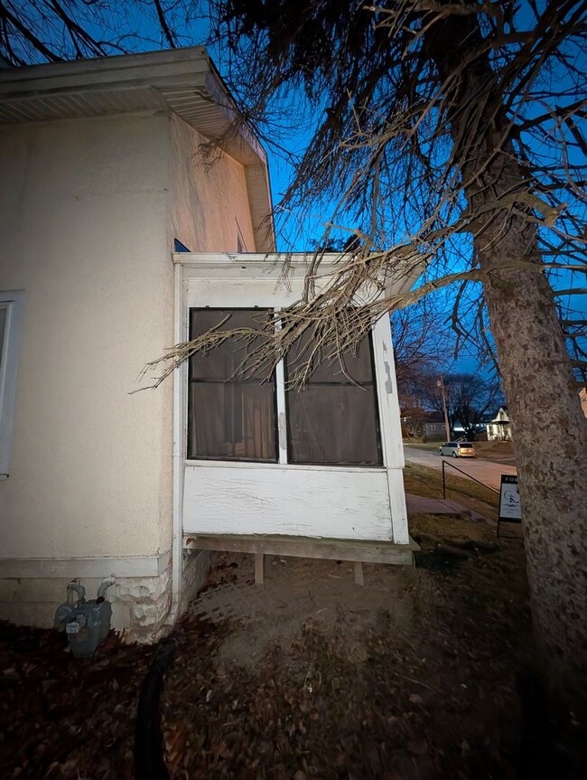 Building Photo - Charming 3 Bedroom Home with Screened Porch and 2 Car Garage