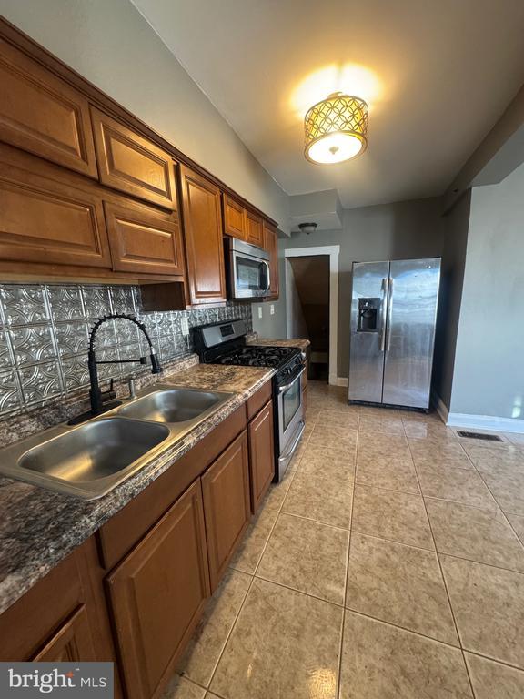 Building Photo - 1321 Cambria St