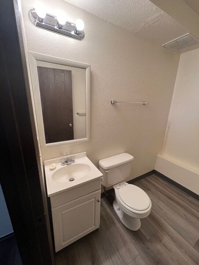 Building Photo - Super Clean Split Level Home with Huge Yard!