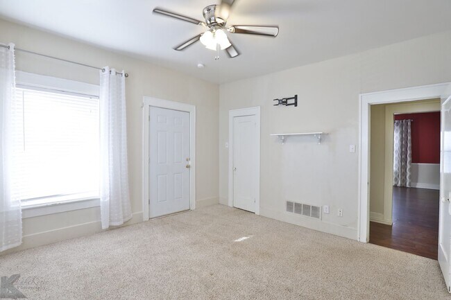 Building Photo - Cottage in the heart of Abilene!