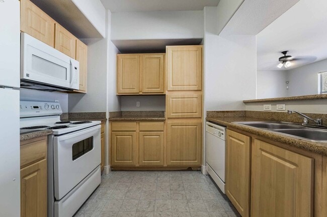 Building Photo - Beautiful Condo with Spacious Layout!