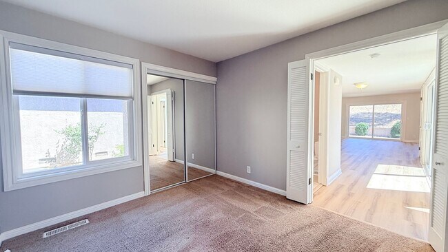 Building Photo - 750 N Paradise Valley Ct