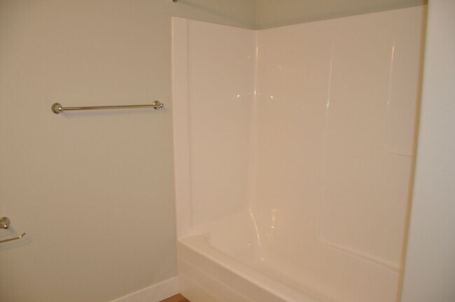 Building Photo - 3 bedroom, 2 bathroom house located in the...