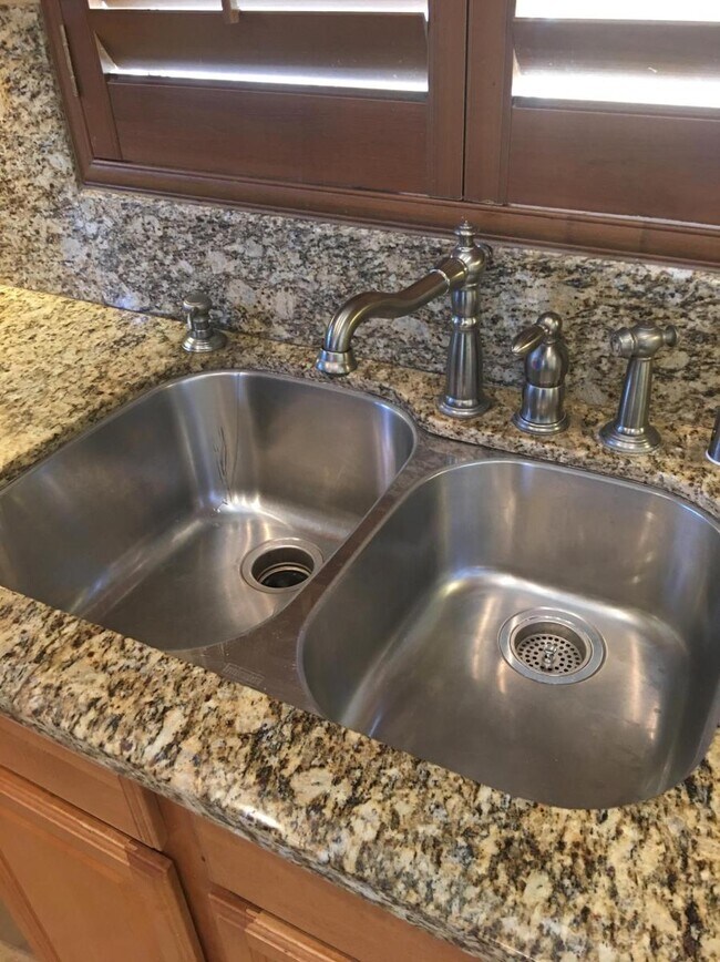 Building Photo - 2022 Plant Ave