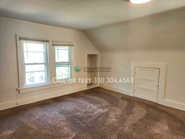 Building Photo - 687 Allyn St