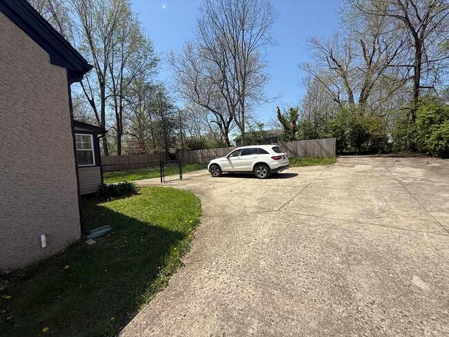 Back of House Parking - 110 Beechwood Ave