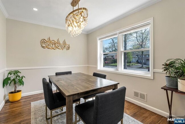 Building Photo - 542 Nagle St