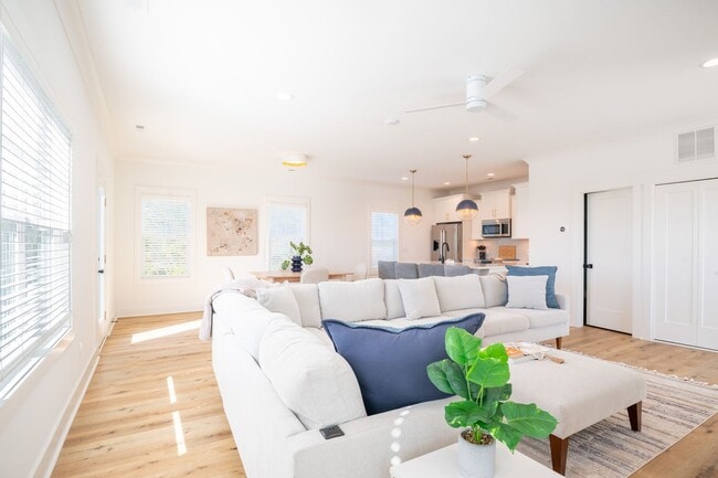Building Photo - Go with the Flo 2 @ 207 Florence Ave #2