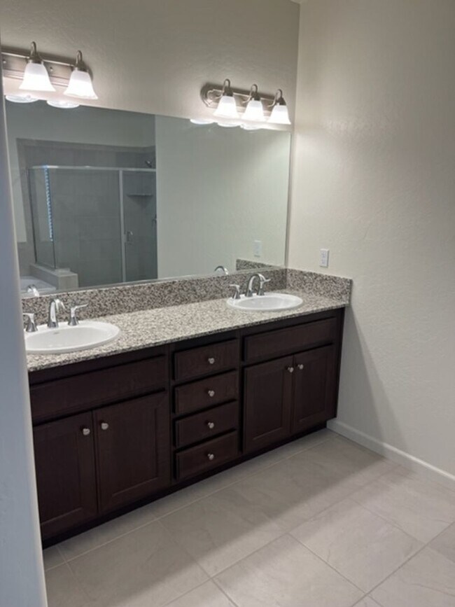 Building Photo - 4 Bedroom 2 Bath home in Hanford Coming So...