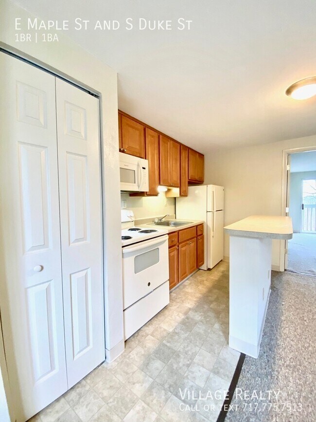 Building Photo - 451 E Maple St