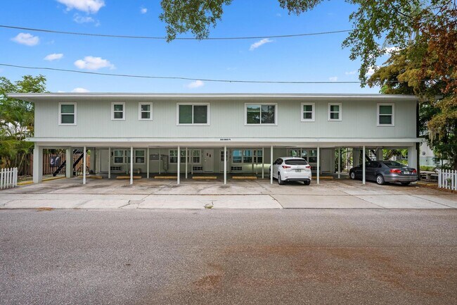 Building Photo - BEAUTIFULLY UPDATED 1 BEDROOM, 1 BATHROOM FIRST FLOOR CONDO LOCATED IN THE HIGHLY SOUGHT AFTER DO...