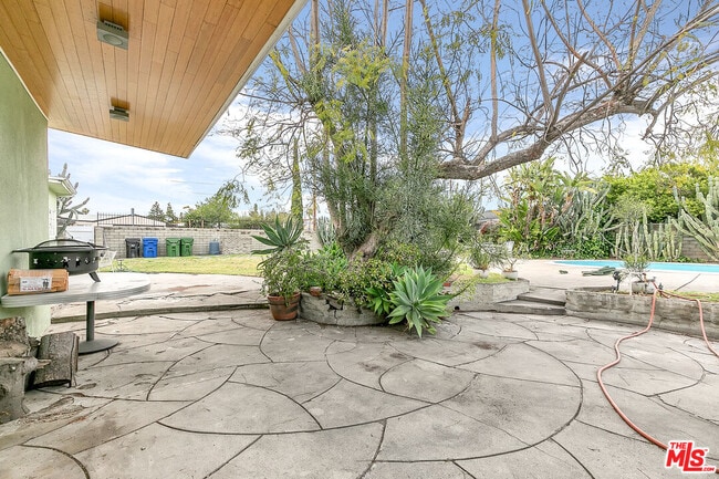 Building Photo - 7854 Goll Ave