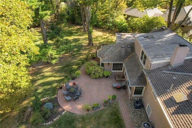 Building Photo - Rare lease opportunity in Leawood + Spacio...