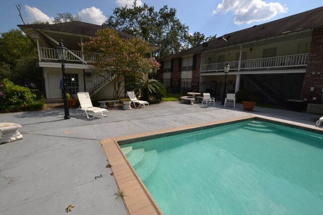 Building Photo - Gated Community!  2 bedroom, 2 bath Condo is excellent location off Jefferson Hwy