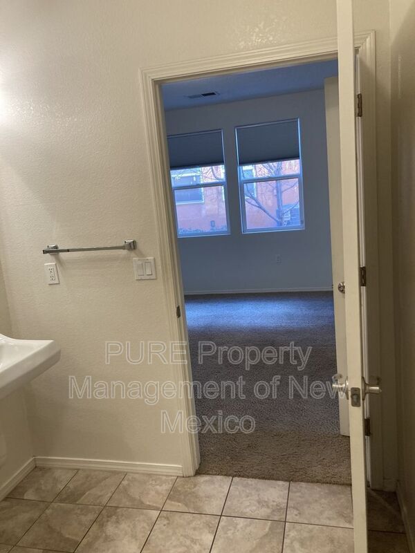 Building Photo - 601 Menaul Blvd NE