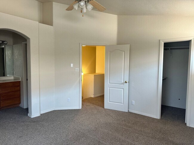 Building Photo - 5647 Valle Alegre Pl NW