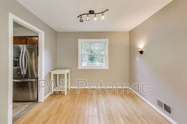 Building Photo - 5406 Parkvale Terrace