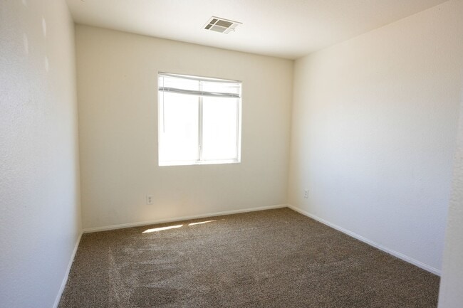 Building Photo - Well-Maintained 3 Bed, 2.5 Bath Home with Garage & Private Backyard