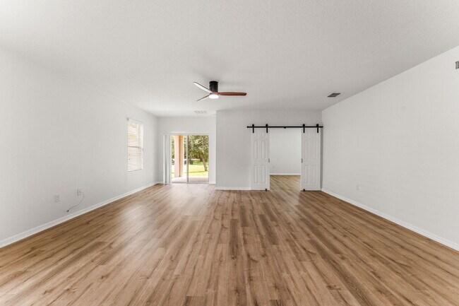 Building Photo - Charming 3 Bed, 2 Bath with Scenic Views i...