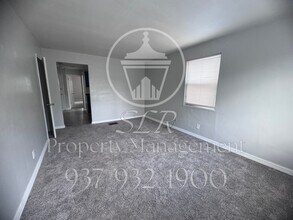 Building Photo - 420 E Siebenthaler Ave