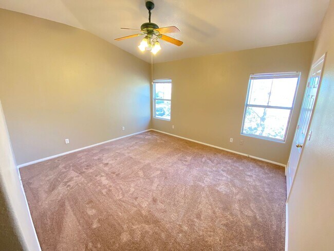 Building Photo - Charming 2 Bed/2Bath Condo nestled in this beautiful Green Valley Community!