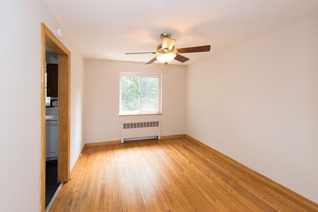 Building Photo - Extra Spacious Top Unit Duplex