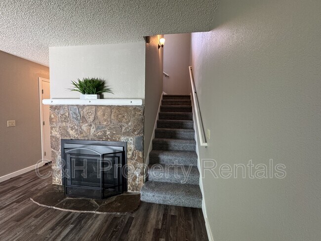 Building Photo - 3285 Canyon Dr