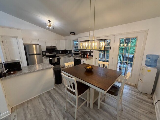 Building Photo - 6811 Sawmill Cir