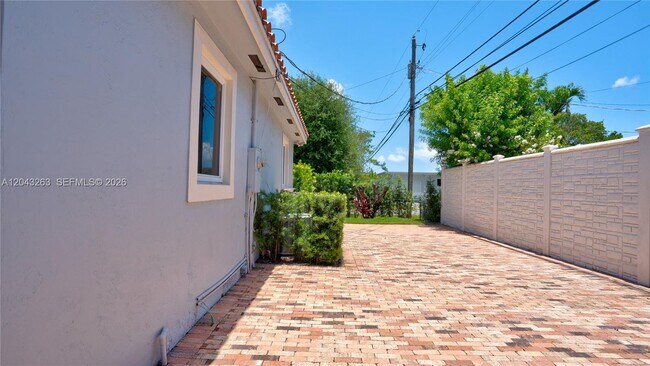 Building Photo - 500 SW 51st Ct