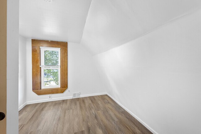 Building Photo - 31 Heights Rd