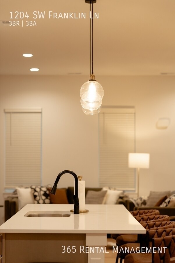 Building Photo - 1204 SW Franklin Dr