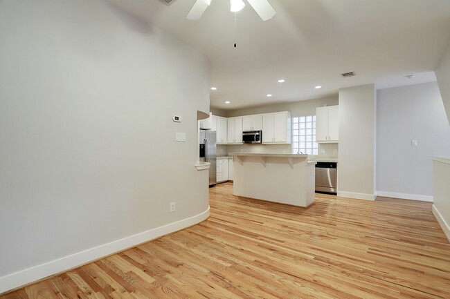 Building Photo - 425 W 26th St