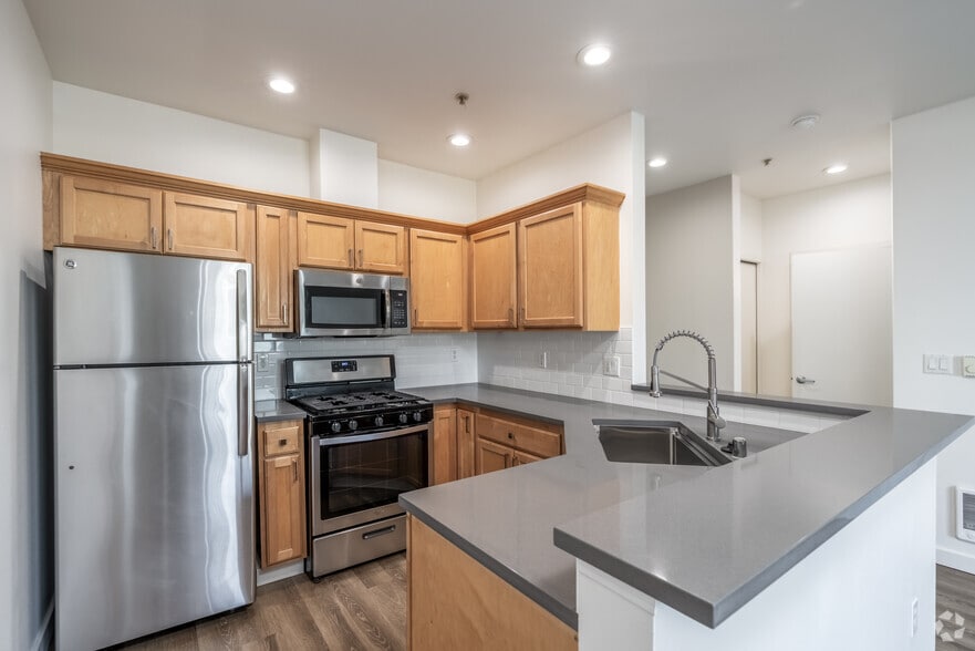 1BR, 1BA - 470SF - Kitchen - Hawthorne Apartments