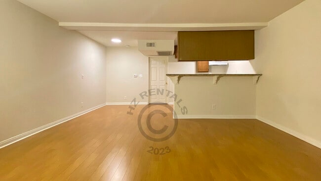 Building Photo - 4651 Cahuenga Blvd