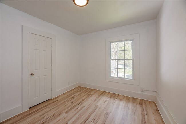 Building Photo - 575 Woodbine Ave