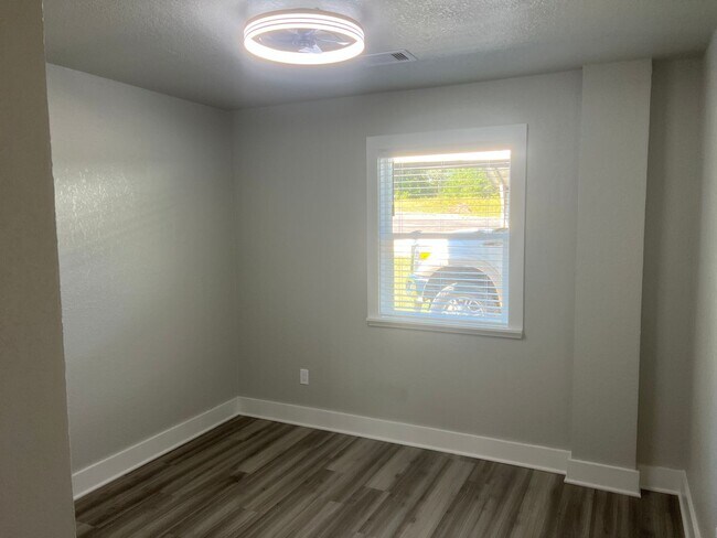 Building Photo - 4 Bed 2 Bath Apartment