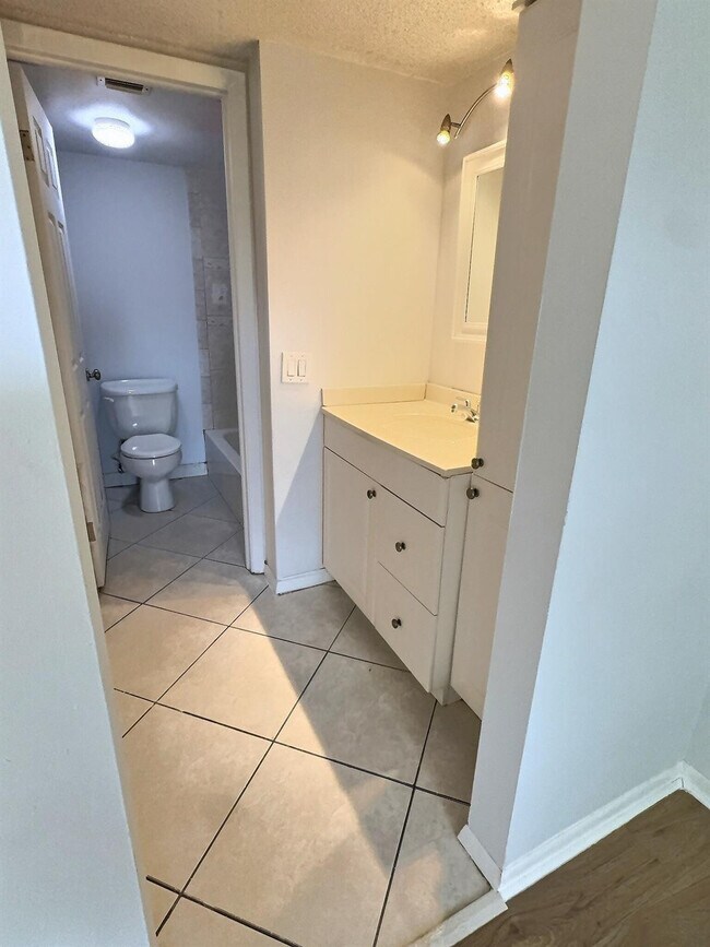 Building Photo - 1100 NW 87th Ave