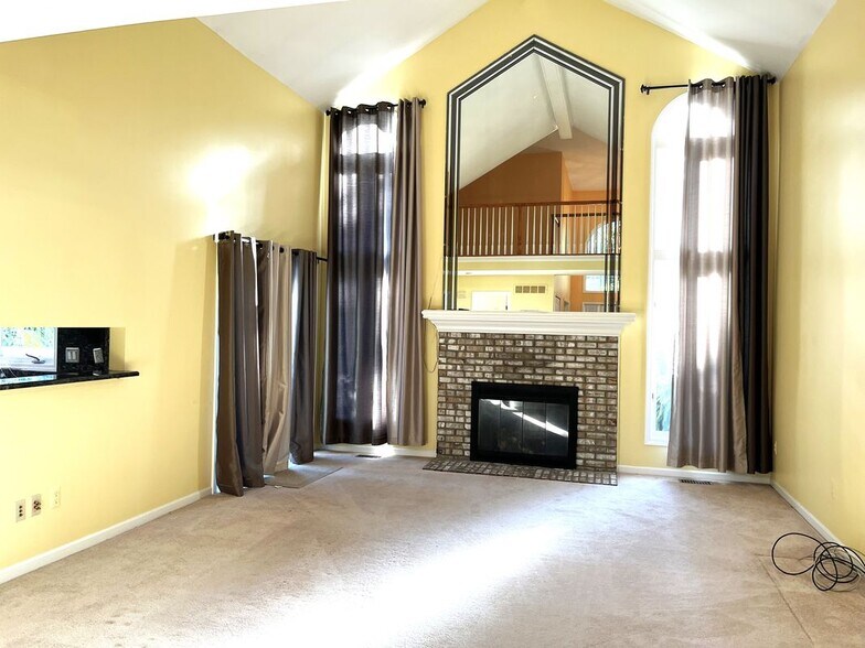 Building Photo - 1841 Grayslake Dr