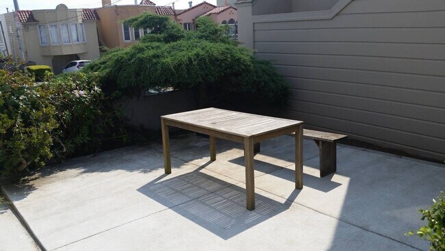 Building Photo - 700