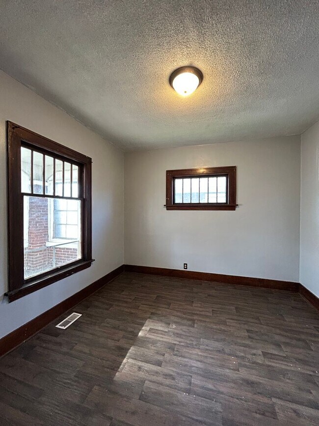 Building Photo - Updated 3-Bedroom, 1-Bathroom Home – $1,400/Month | Accepting Section 8