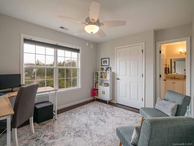 Building Photo - 47 Stone River Dr
