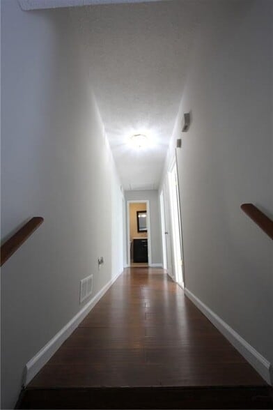 Building Photo - 3085 Creel Rd