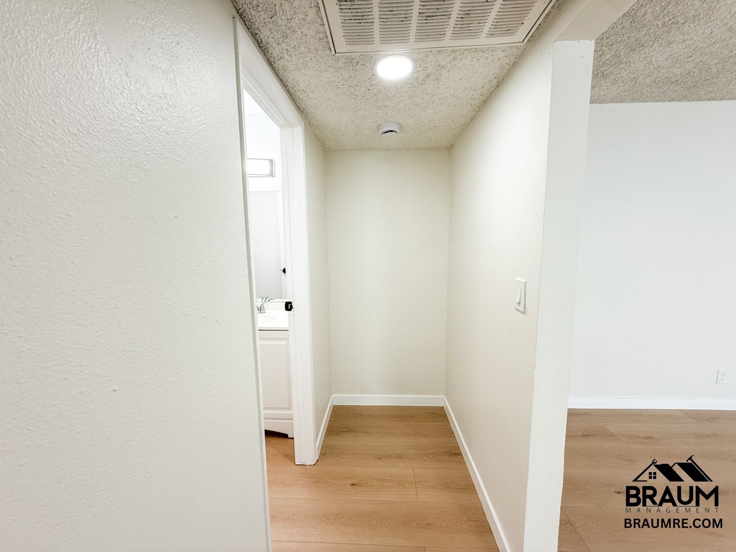 Building Photo - 221 W Elm Ave