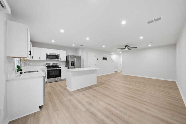 Building Photo - Modern 3 Bed 2.5 Bath Townhome in Bear Park Community