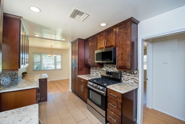 Building Photo - 20092 Bayview Ave