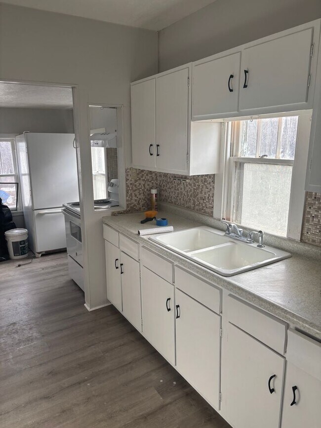 Building Photo - 624 N Lewis Ave