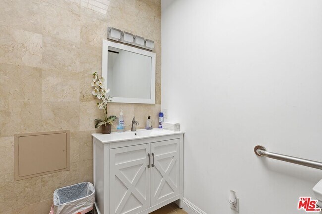 Building Photo - 5401 Alvern Cir