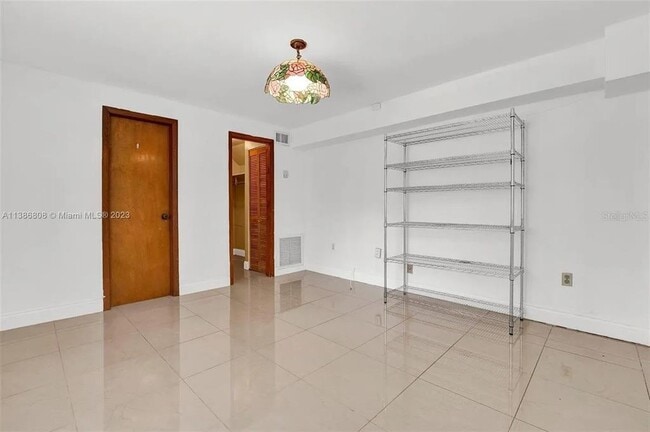 Building Photo - 437 Swan Ave