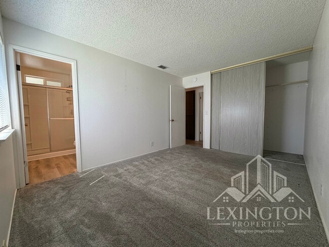 Building Photo - Lovely, 3BD/2BA, Home in Desirable Orangevale Neighborhood, Almond Acres, off Oak Ave. and Hickory!