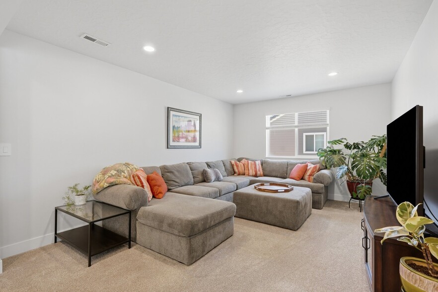 Building Photo - 2208 N Elderberry Dr
